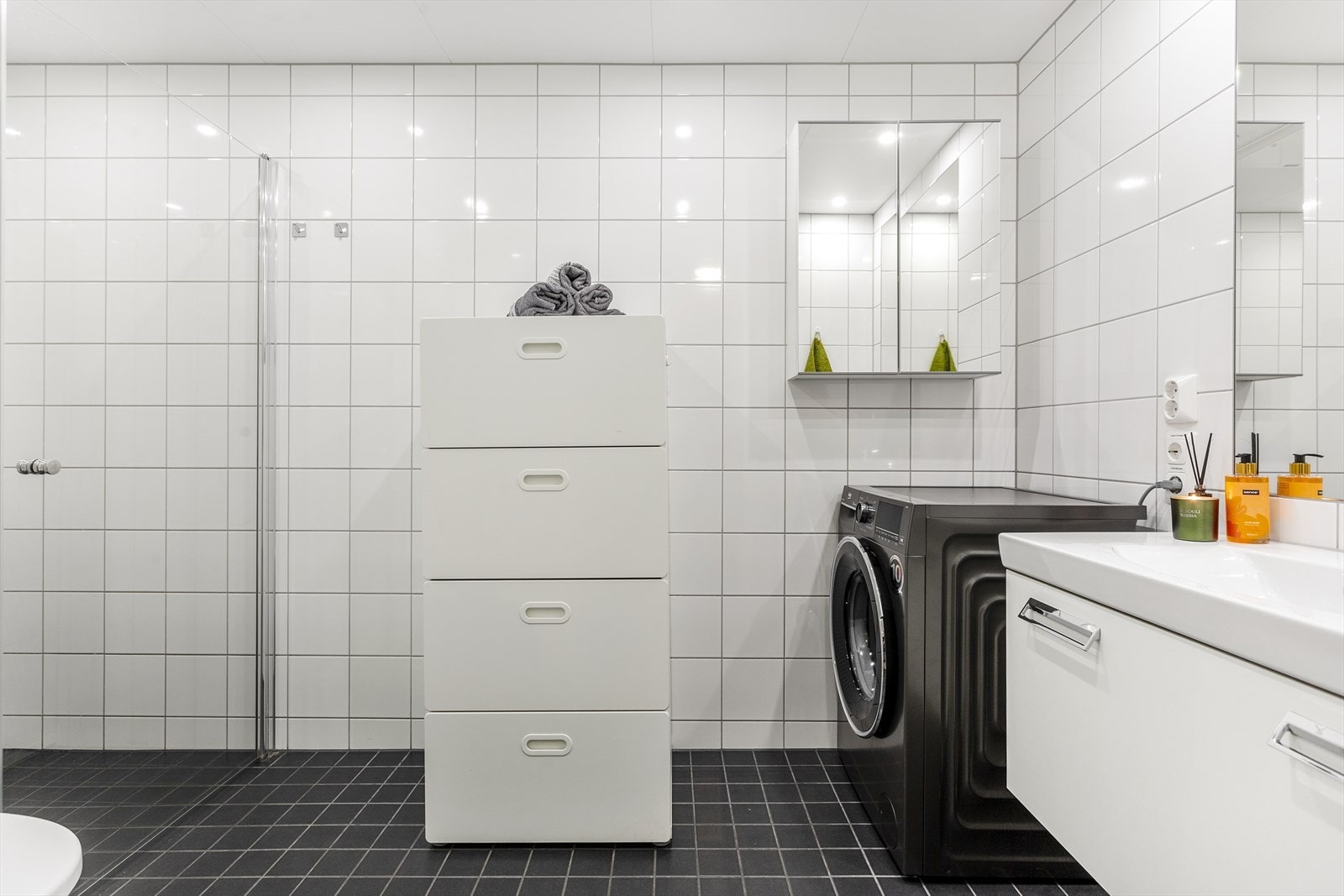 Det er opplegg for vaskemaskin på badet. Galleribilde