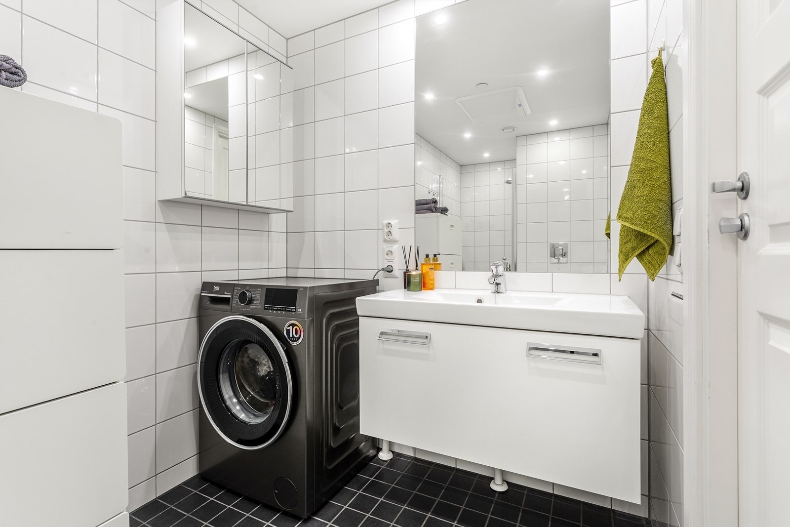 Moderne og flislagt bad med komfort gulvvarme. Galleribilde