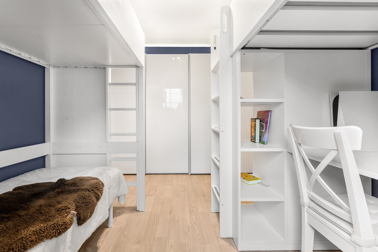 Hovedsoverommet har godt med skapplass. Galleribilde