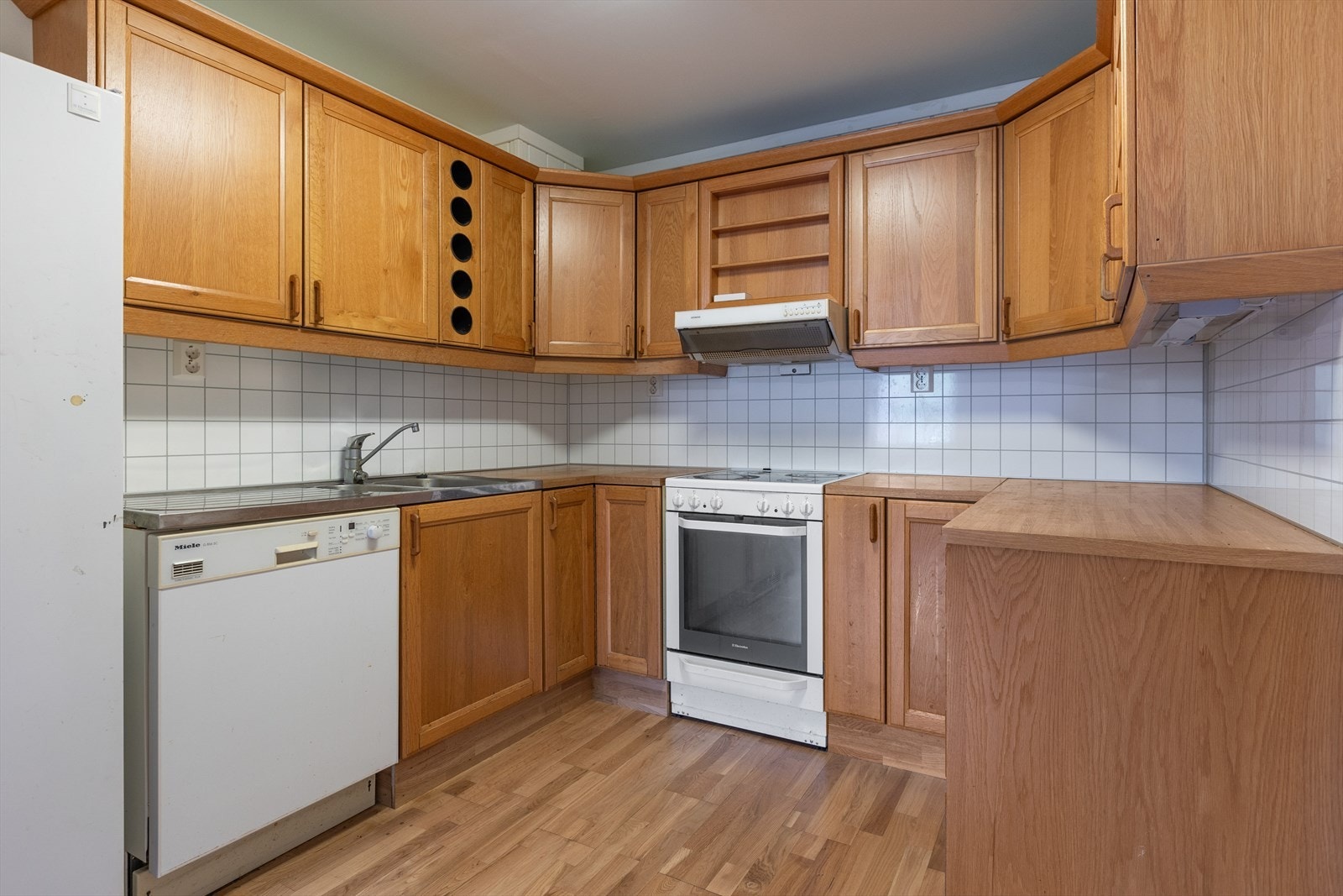 Kjøkkenet har innredning med profilerte fronter. Benkeplaten er av laminat. Galleribilde