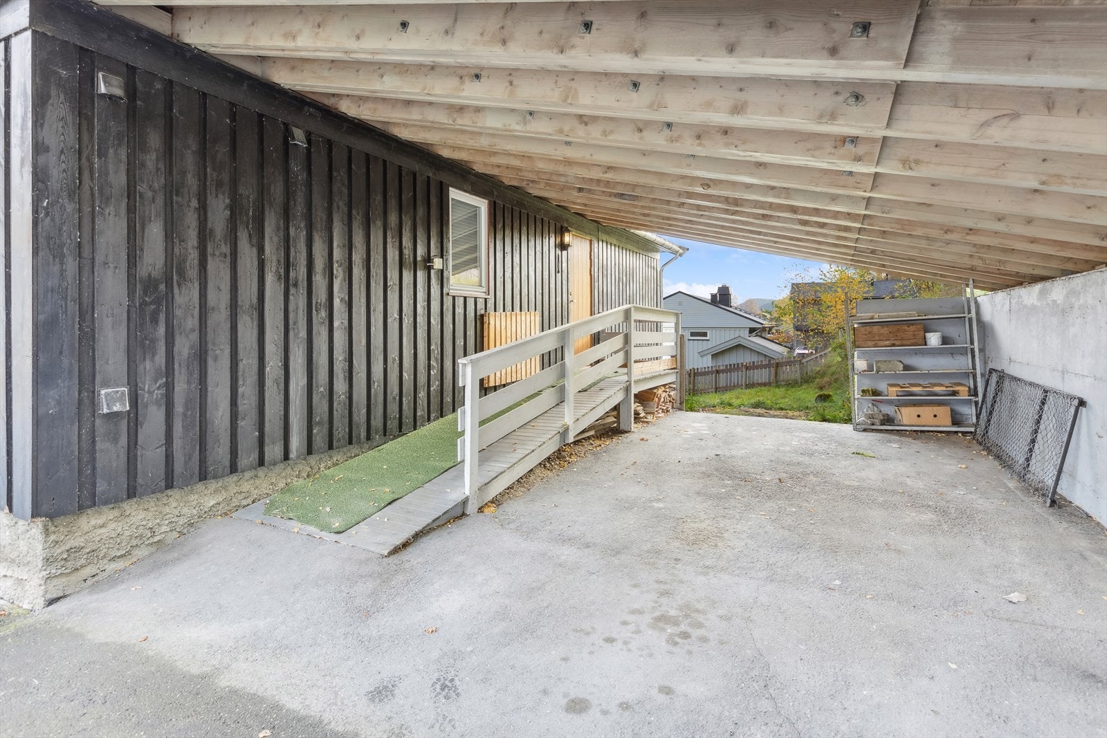 Romslig carport på oversiden av eiendommen. Galleribilde