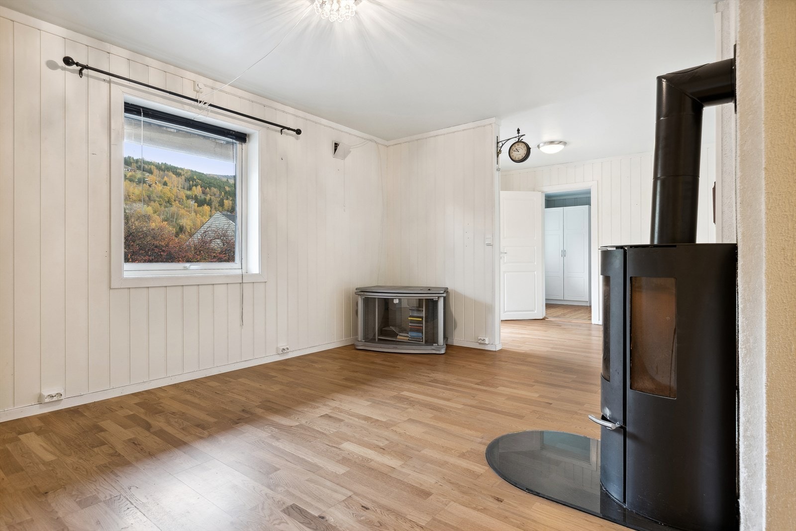 Trivelig stue med peisovn for oppvarming. Galleribilde