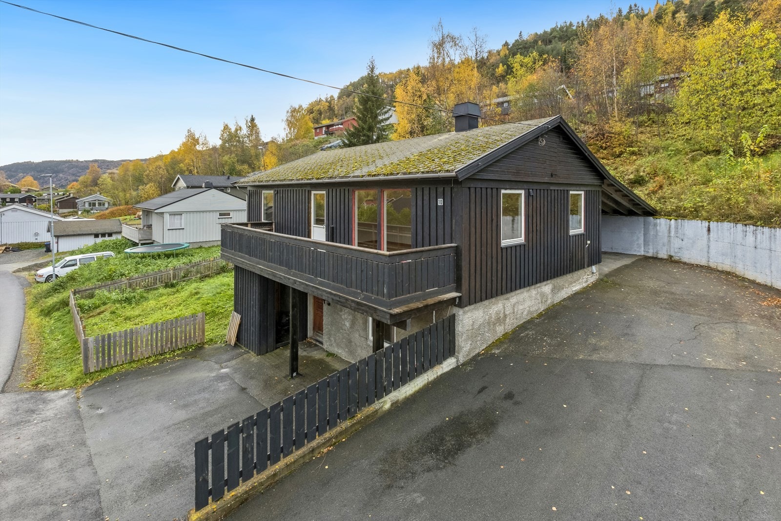 Nordre Langskåre har en flott og sentrumsnær beliggenhet i veletablert og rolig boligområde, vest for Vågå Sentrum. Gangavstand til alle servicetilbud. Galleribilde