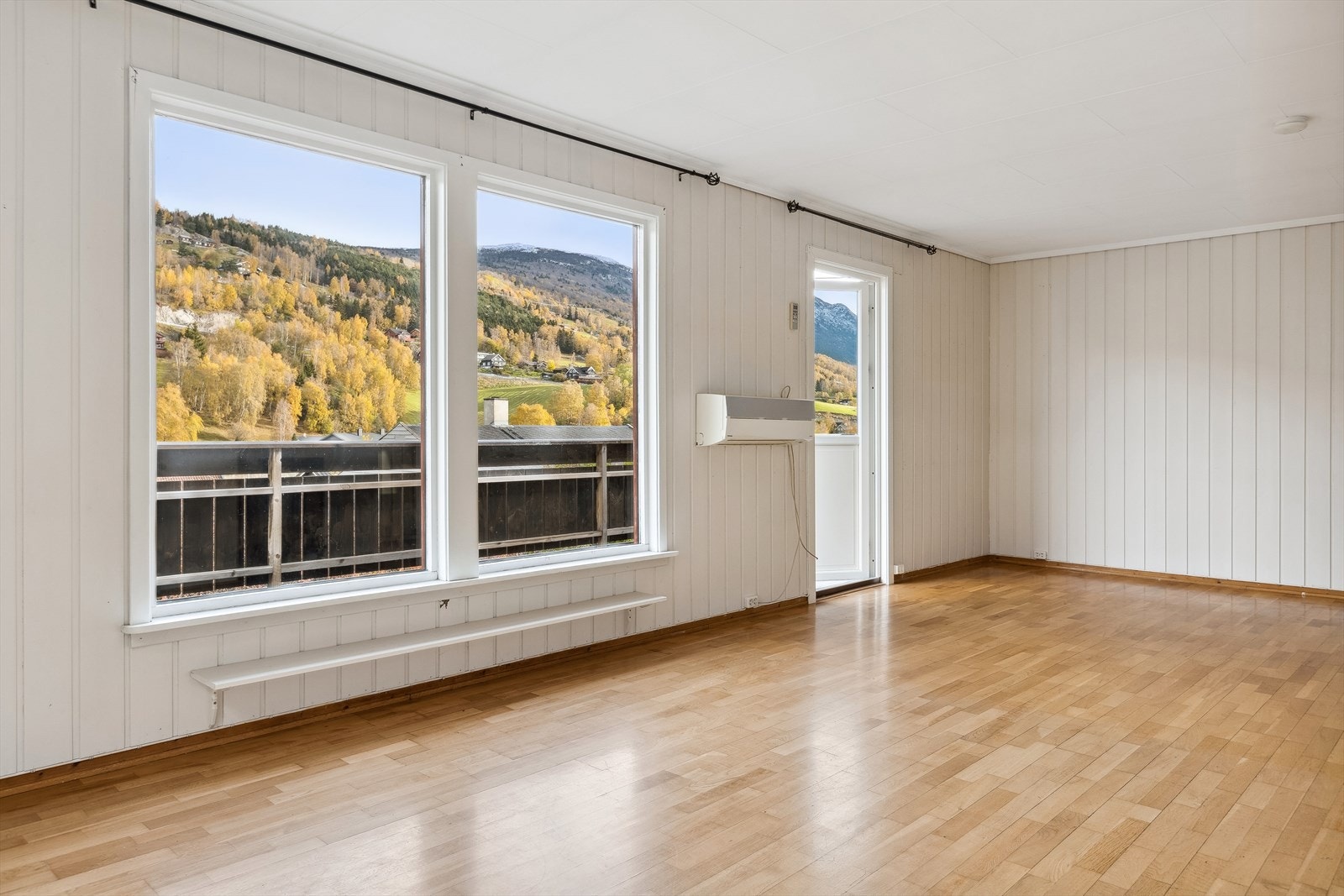 Store vinduer som gir rikelig naturlig lys til rommet. Galleribilde