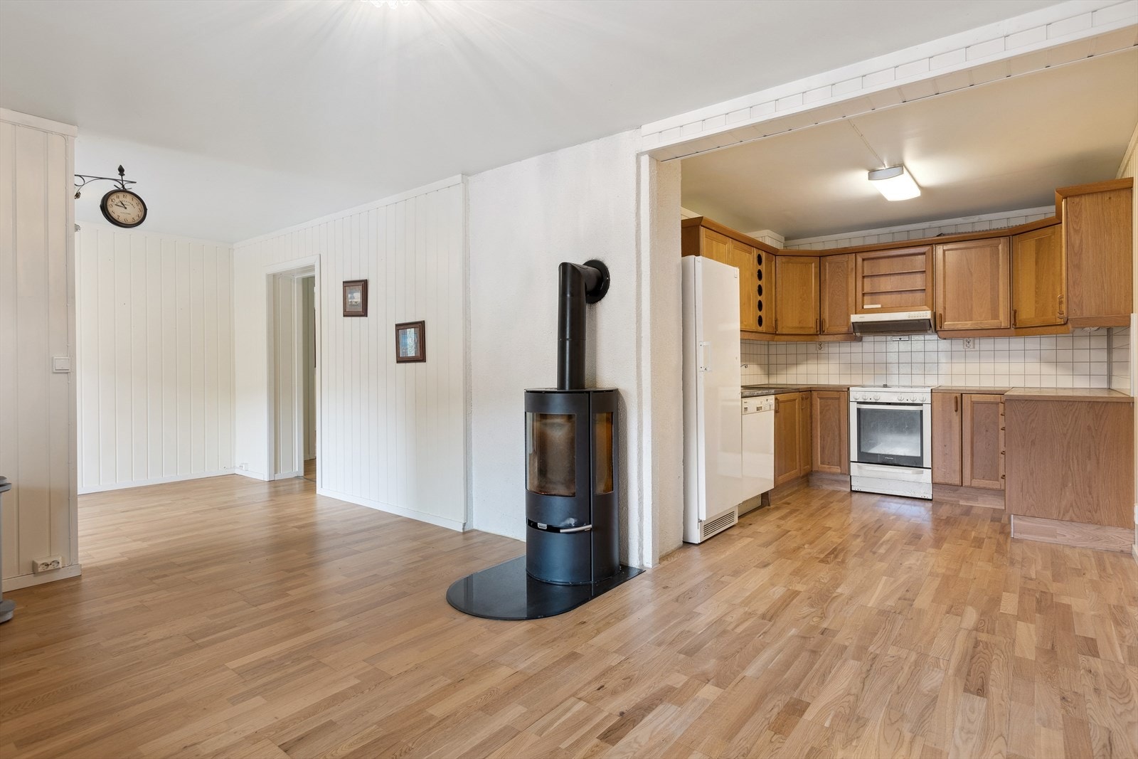 Her er det åpen løsning mellom kjøkken og stue. Galleribilde