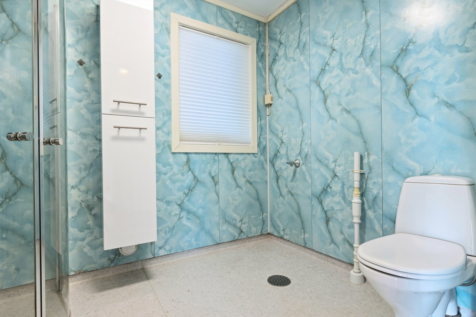 Badet i 1. etasje er av eldre dato, men innredninger er skiftet ut i senere tid. Galleribilde