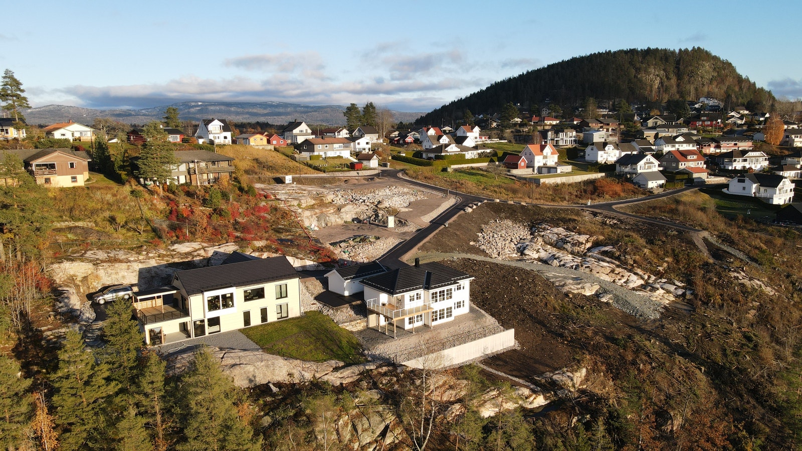 Solsida Åfoss Vest i starten av november 2023. Bildet viser to hus som ble tatt over sommeren 2023. Galleribilde