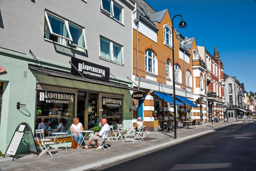 Rett ut for døren finner man hyggelige gater..... Galleribilde
