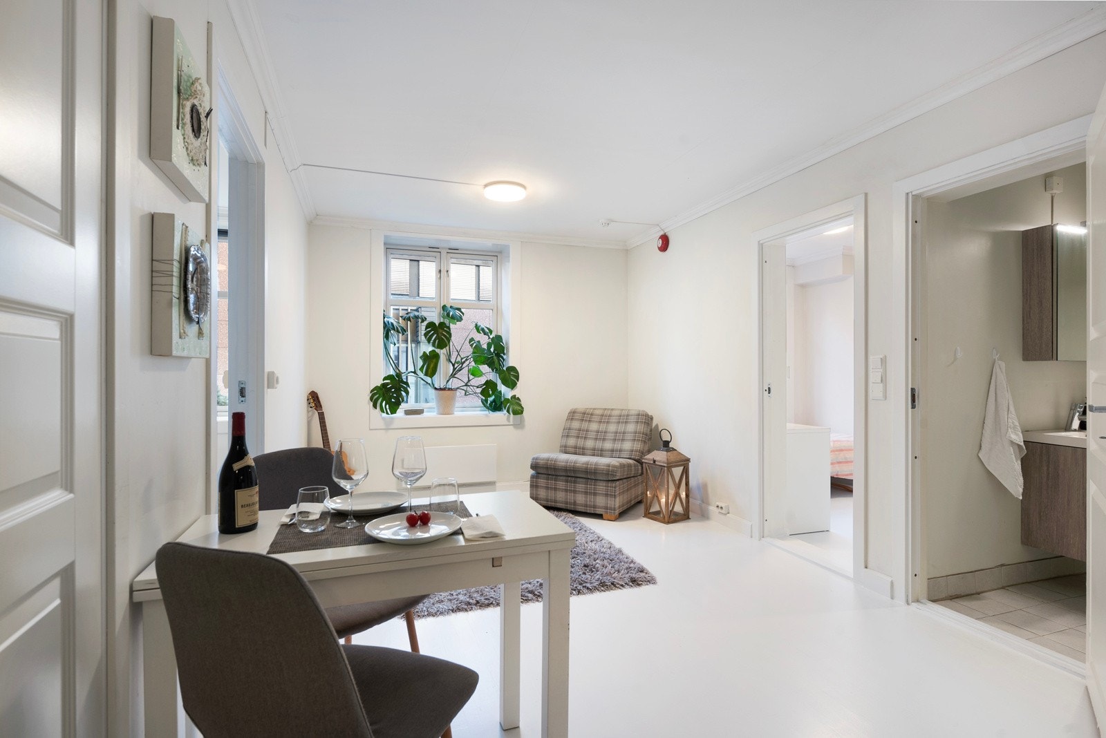 Romslig stue med flott lys Galleribilde