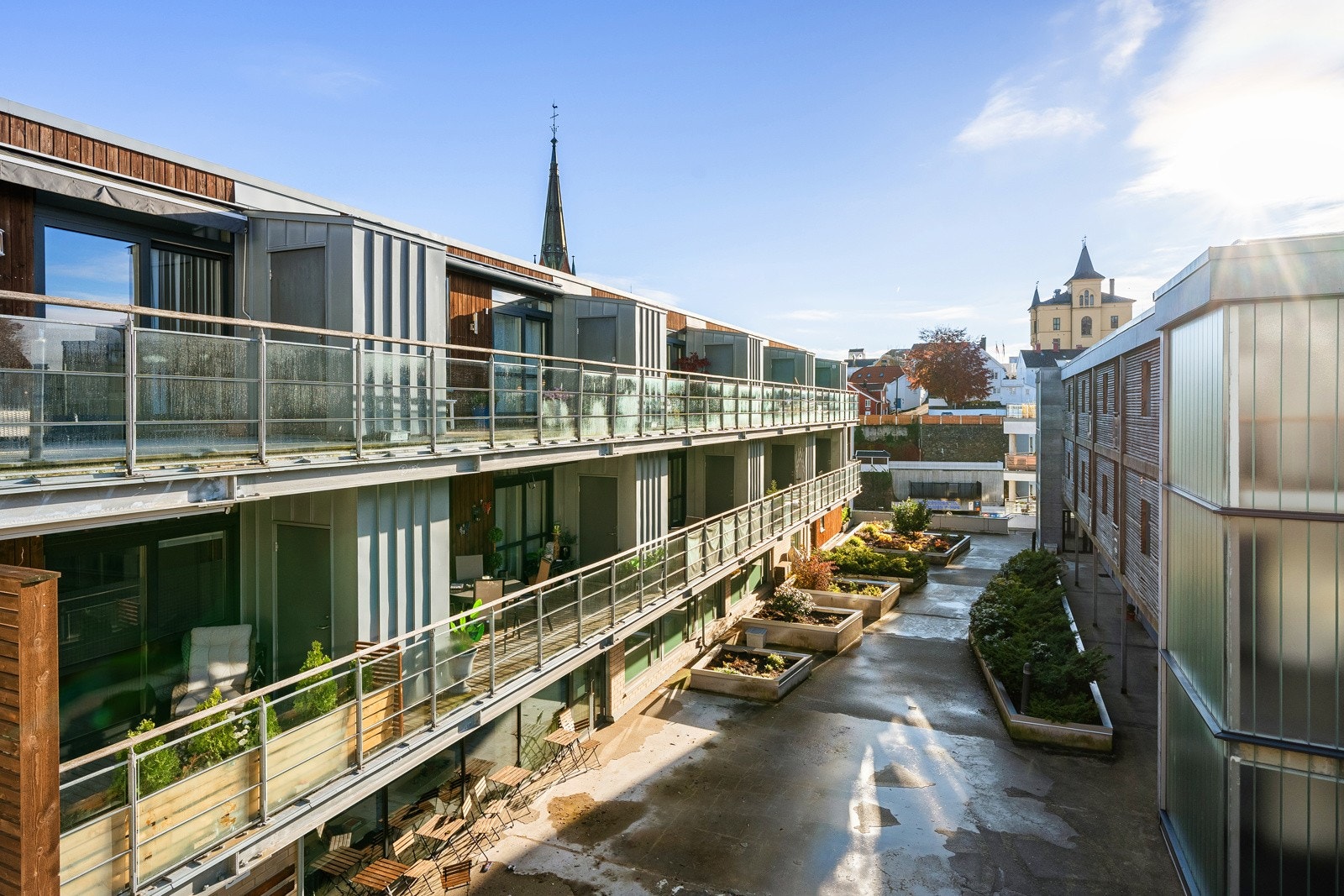 Fine fellesarealer hvor det er lett fremkommelig ned til handlesenteret og byen via heis eller trapper Galleribilde