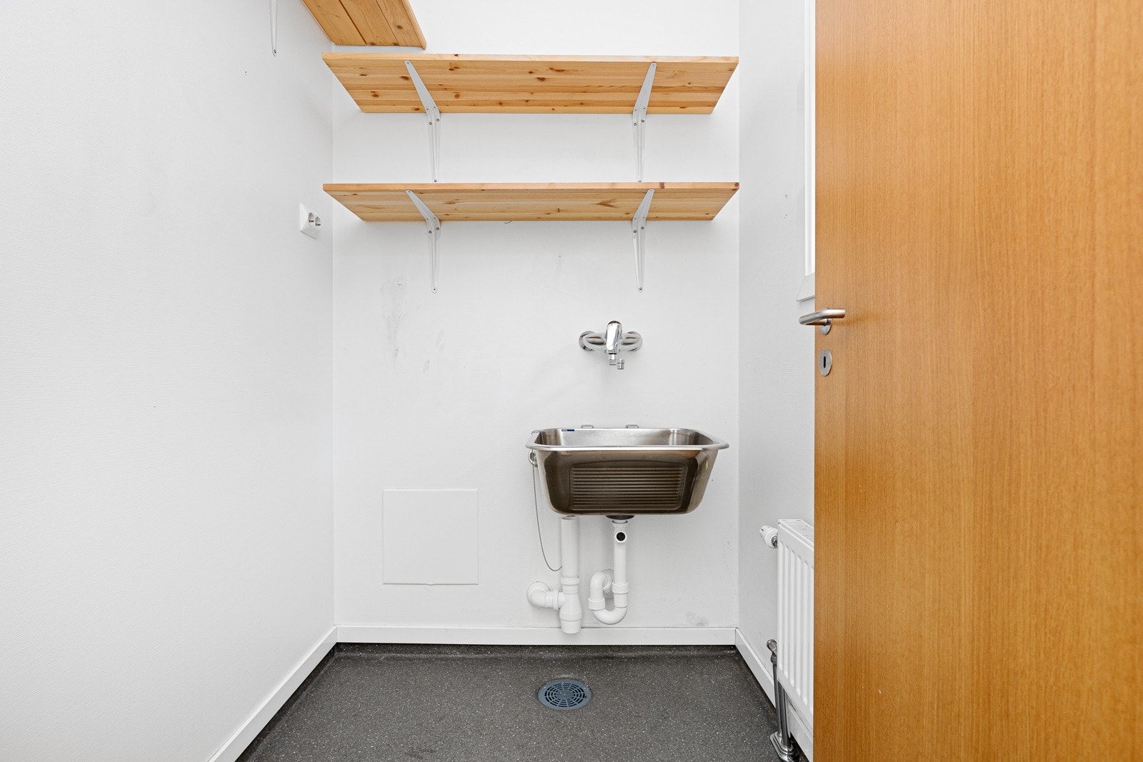 Bod/vaskerom med utslagsvask og hyller Galleribilde