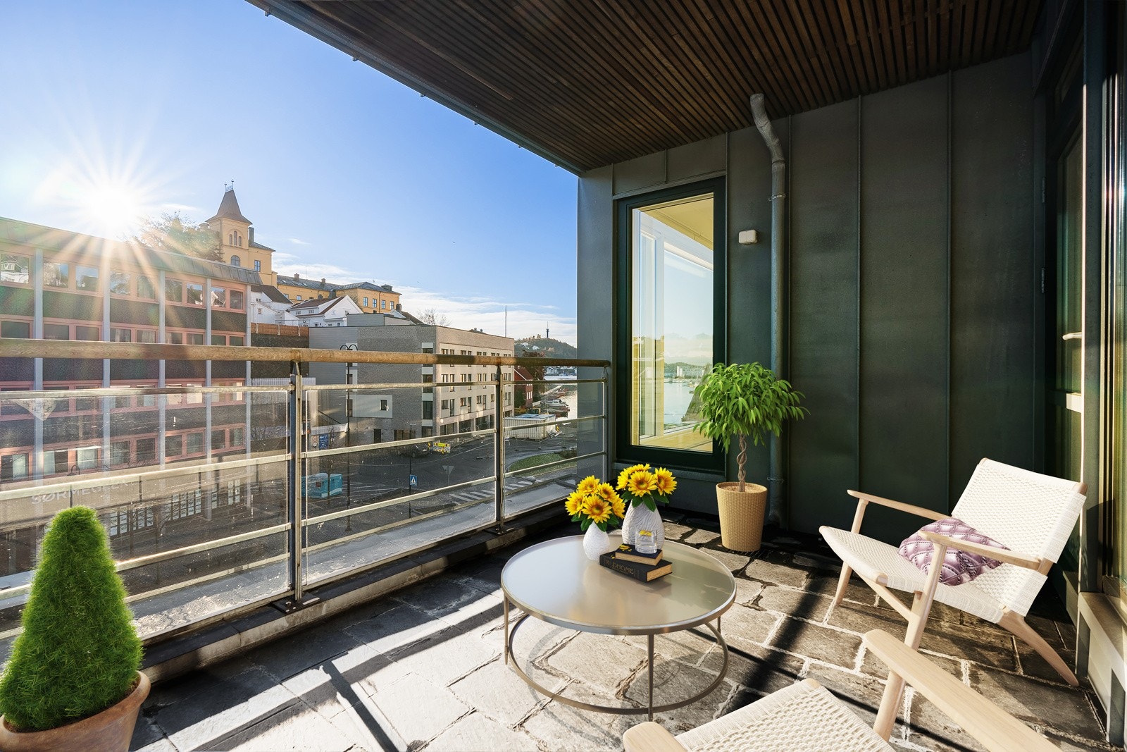 Romslig veranda med glassrekke og deilig formiddagssol (Bilde er digitalt innredet for å vise størrelse og bruk) Galleribilde