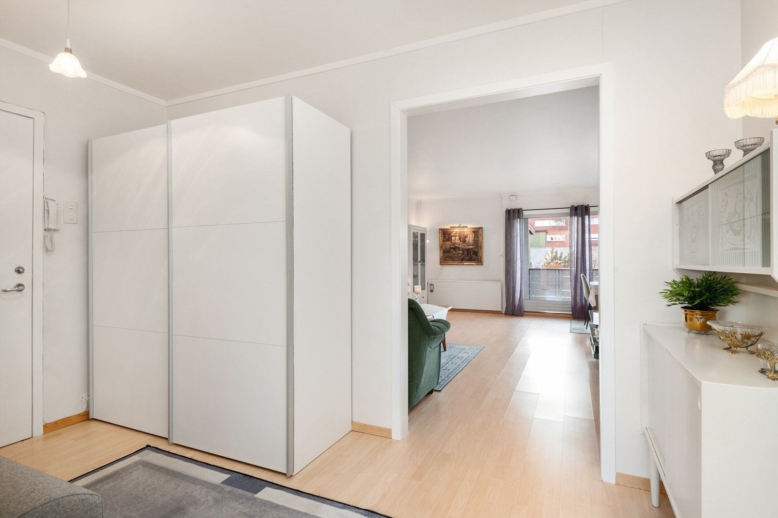 Leiligheten varmes opp via elektrisitet og fjernvarme fra radiator som gjør at det er en behagelig varme året rundt, samt bidrar til å senke strømutgiftene. Galleribilde