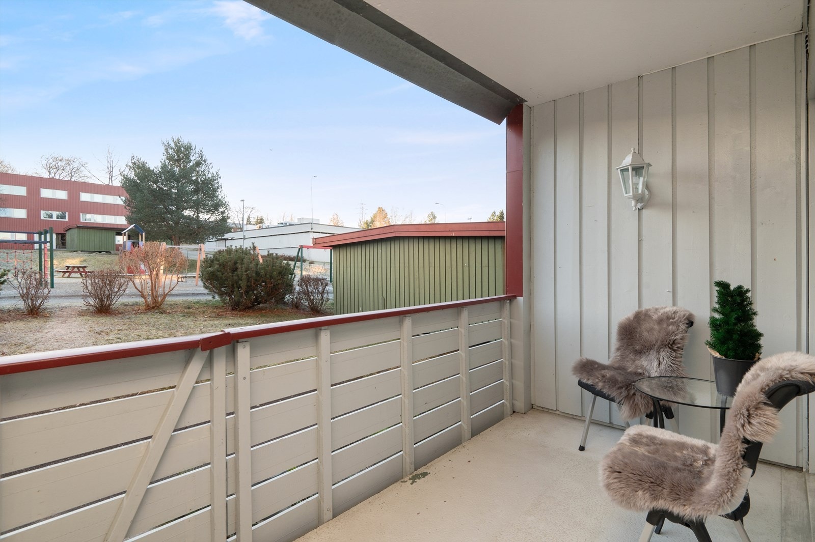 Boligen har en balkong på 7 m² som er vendt mot sør, samt er det bod i enden på 3 m². Det er direkte adkomst til grøntareal. Galleribilde