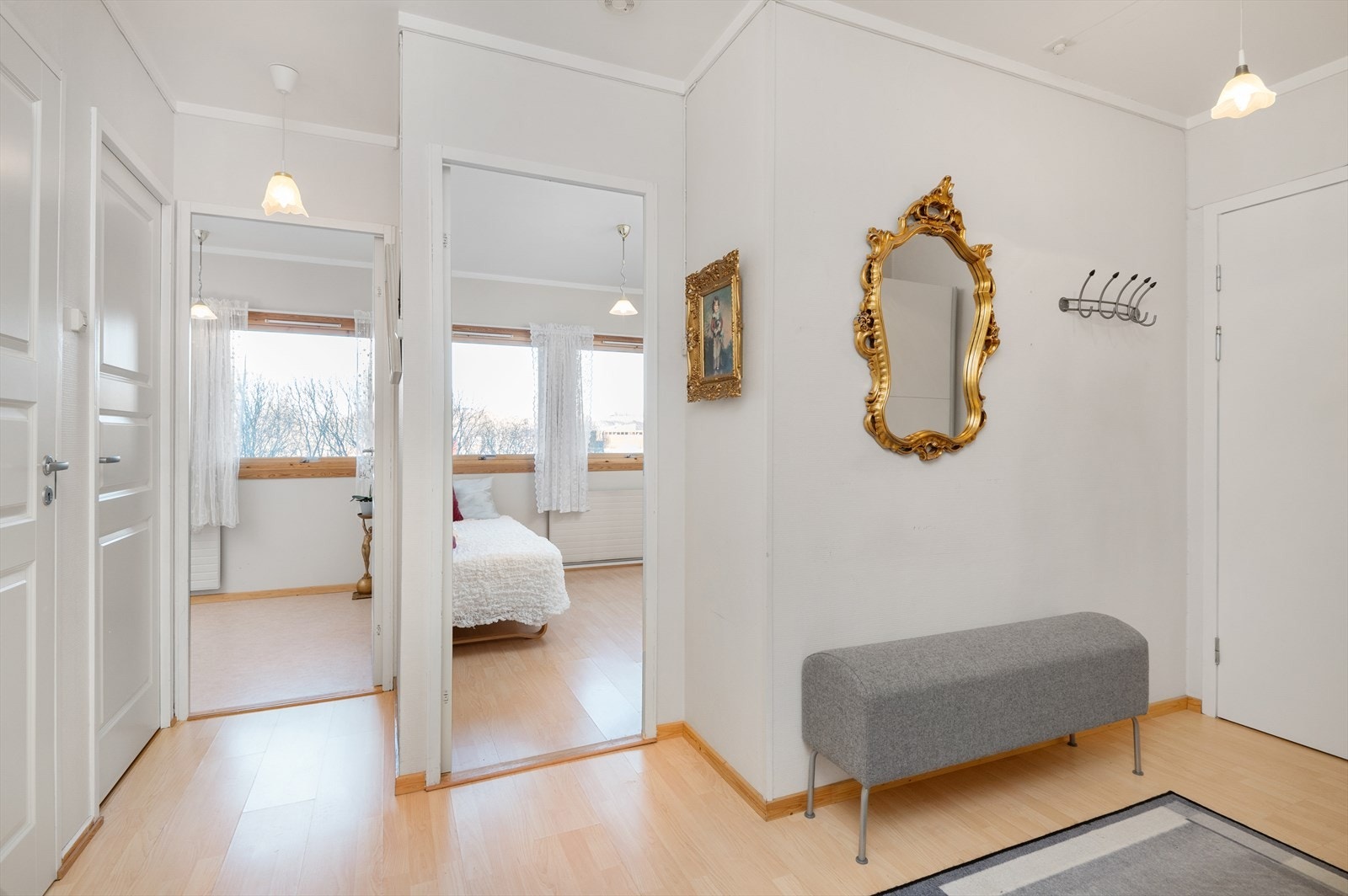 Praktisk og stor gang som byr på gode oppbevaringsmuligheter for yttertøy. Galleribilde