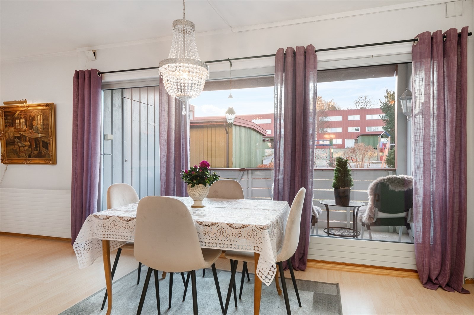 Her bor man med en fantastisk beliggenhet, samt nærhet til en rekke fasiliteter som blant annet dagligvarebutikker, skoler, butikker, kollektivtransport og kjøpesentre Galleribilde