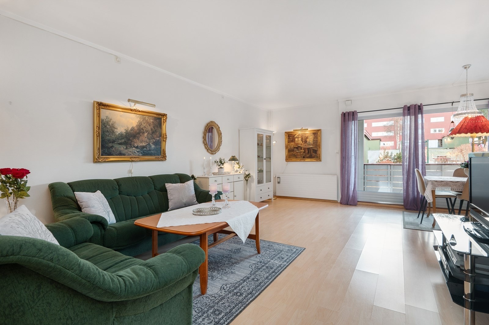 Boligen fremstår som godt ivaretatt og romslig. Galleribilde