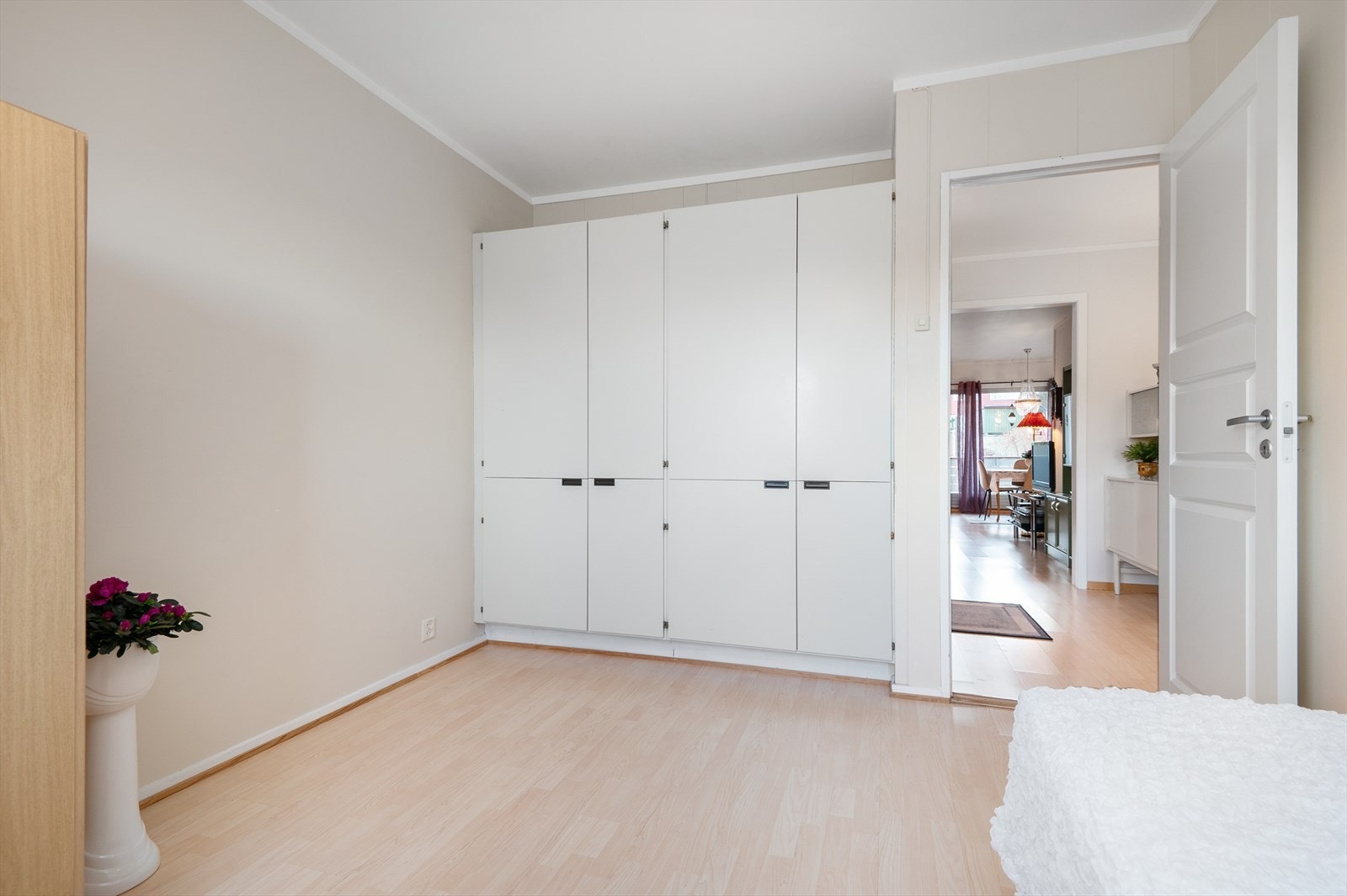 Soverom 1 er 11 m² og har et garderobeskap, samt radiator for oppvarming. Galleribilde