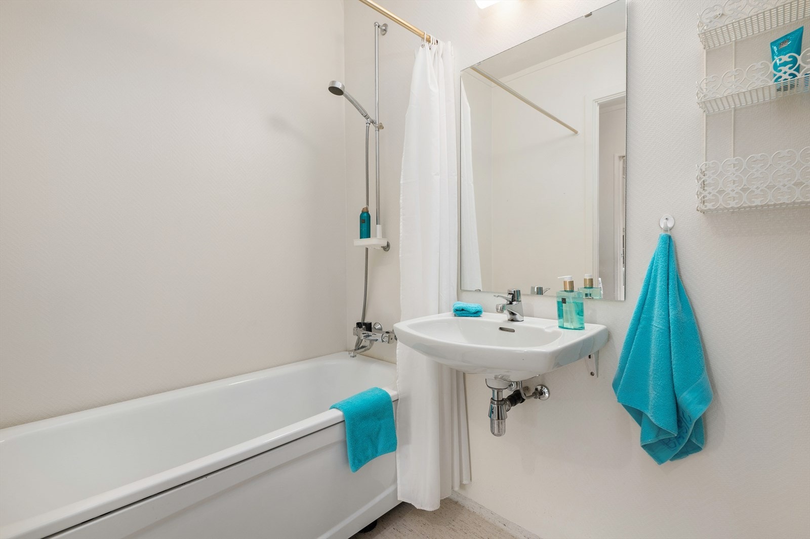 Badet er generelt utstyrt med gulvvarme, badekar, mekanisk avtrekk, opplegg for vaskemaskin, servant, servantskap og skyllekum. Galleribilde