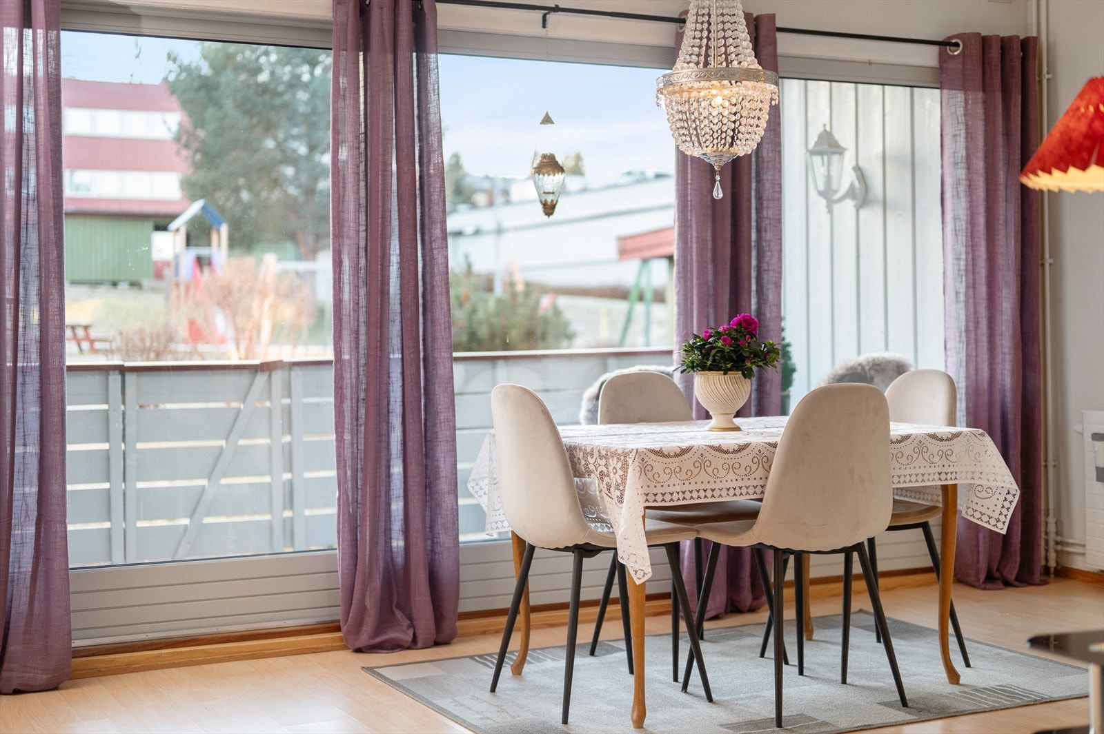 Det er utgang til balkong fra stuen. Galleribilde