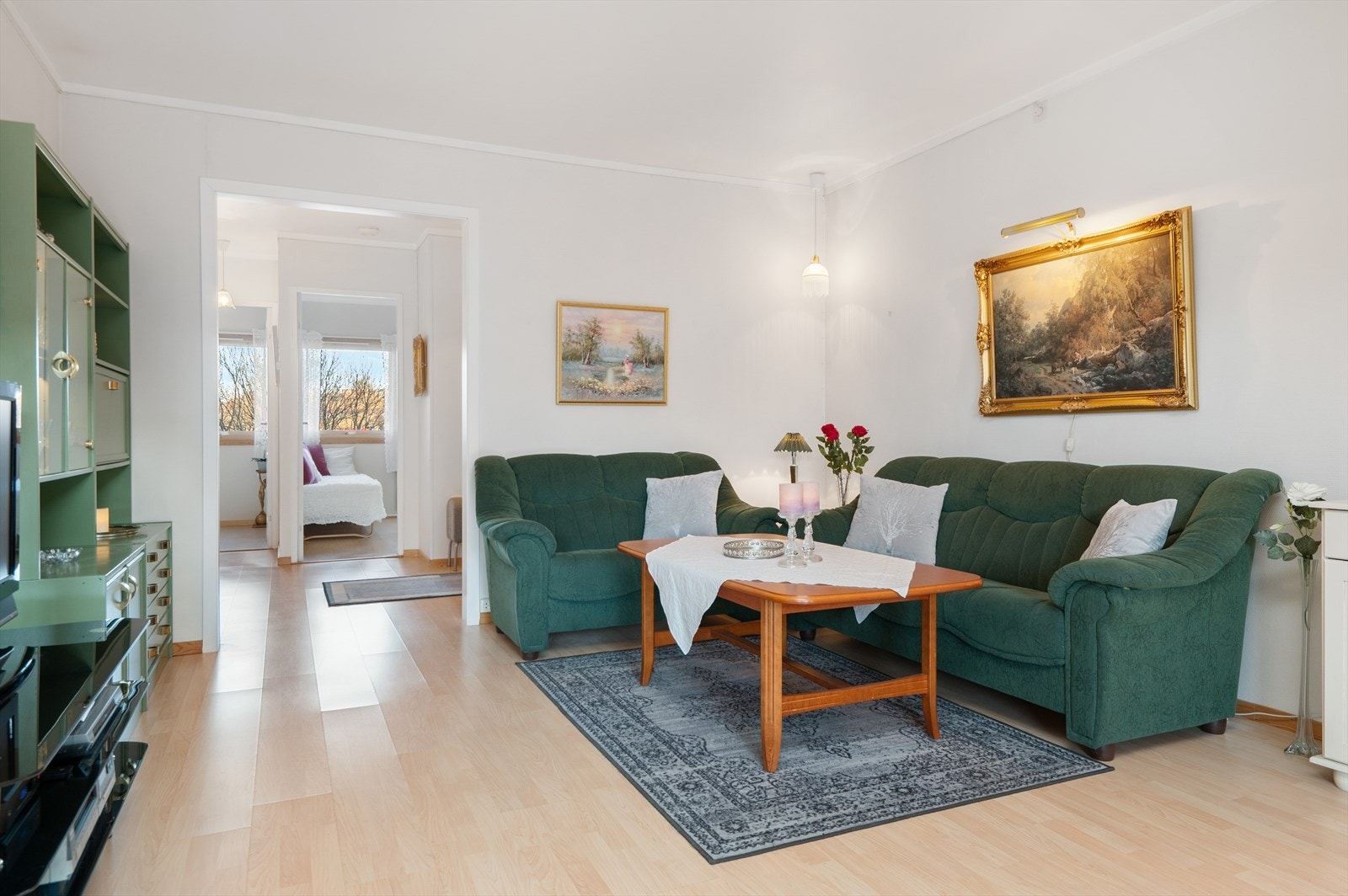 Boligens samlingspunkt inkluderer stor og lys stue på 29,5 m² og tilrettelegger for familiekvelder og hyggelige sammenkomster. Galleribilde
