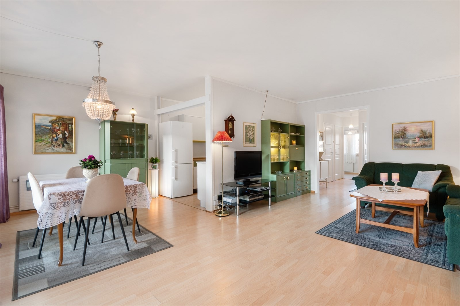 Velkommen til Sollia 8! Heimdal Eiendomsmegling v/Ørjan Staven har gleden av å presentere en velholdt og lys 3-roms leilighet på 76 m² BRA i et populært og sentrumsnært boligområde på Nardo. Galleribilde