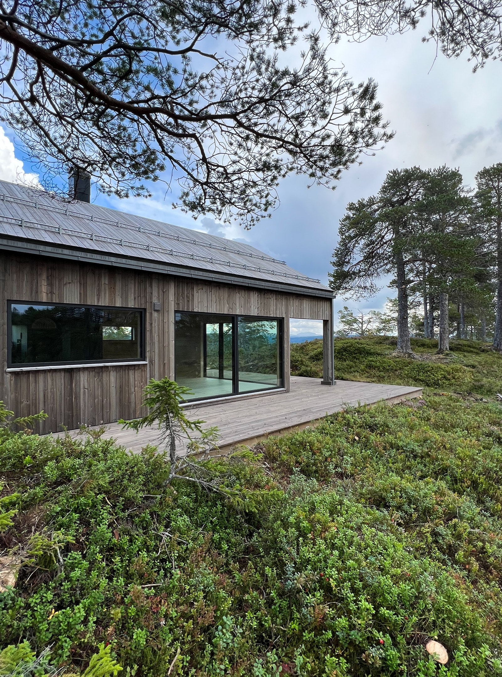 Hytta ligger usjenert til - i ett med naturen med vakker utsikt mot Fongen Galleribilde