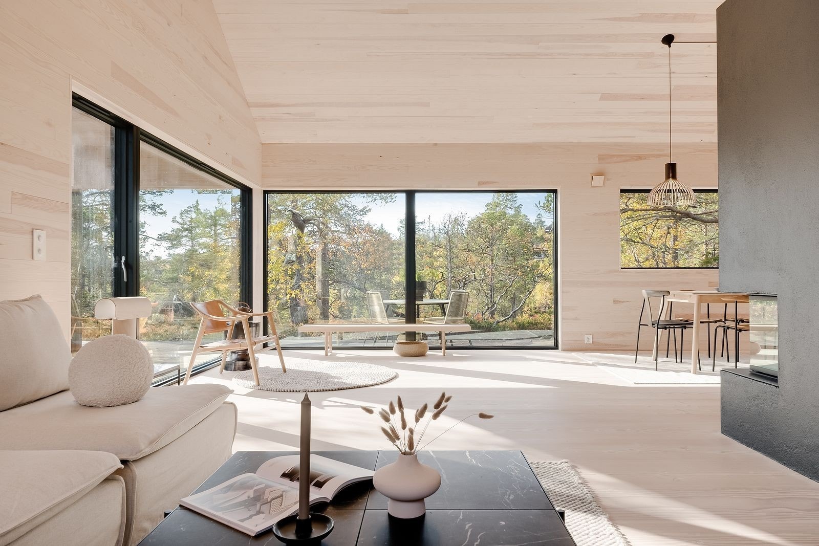 Eksklusivt gulv fra Dinesen og hvitvokset kvistfritt furupanel Galleribilde