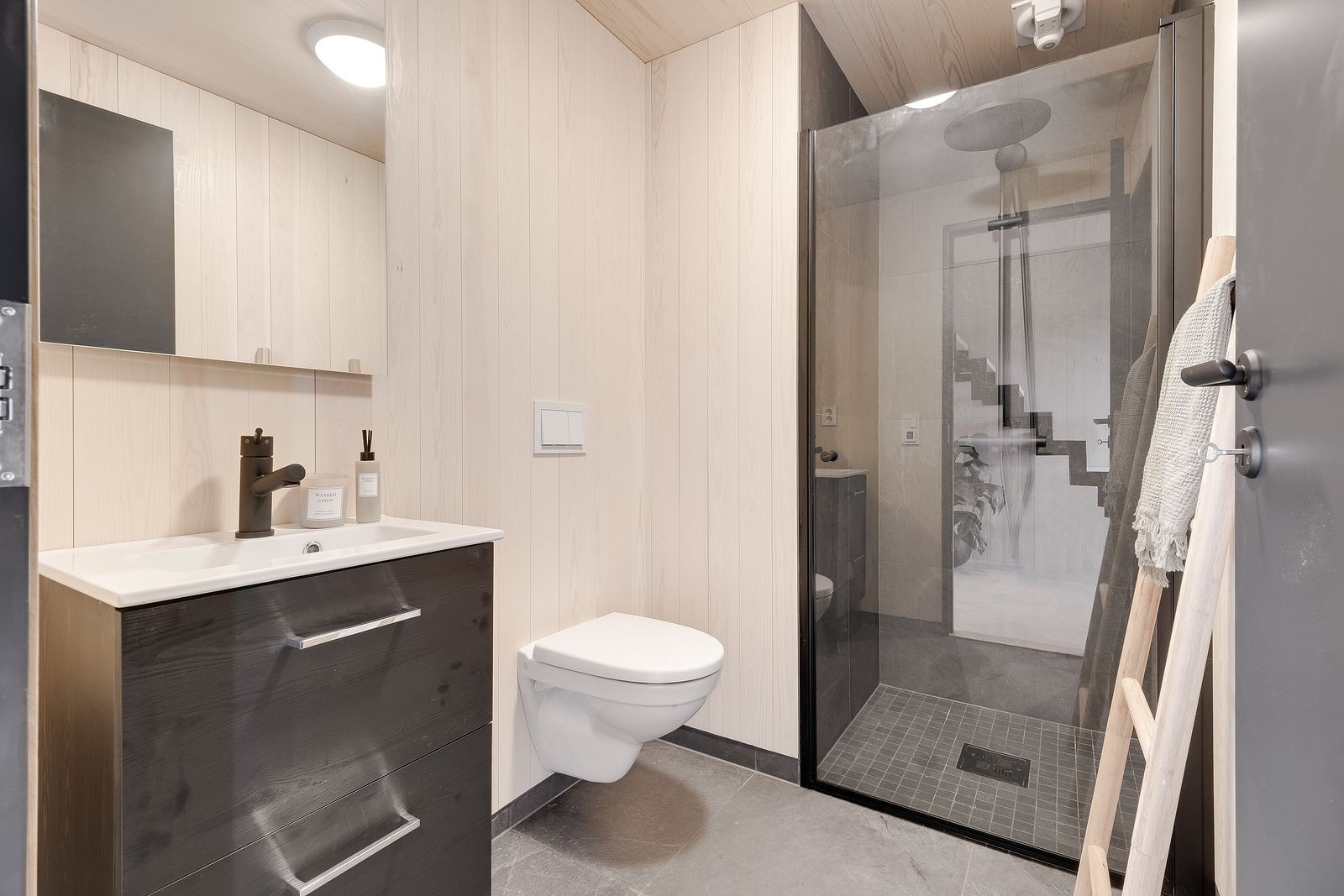Et effektivt innredet bad 2 - det er 2 dusjer i hytta, plass til mange uten at det blir kø på badet Galleribilde
