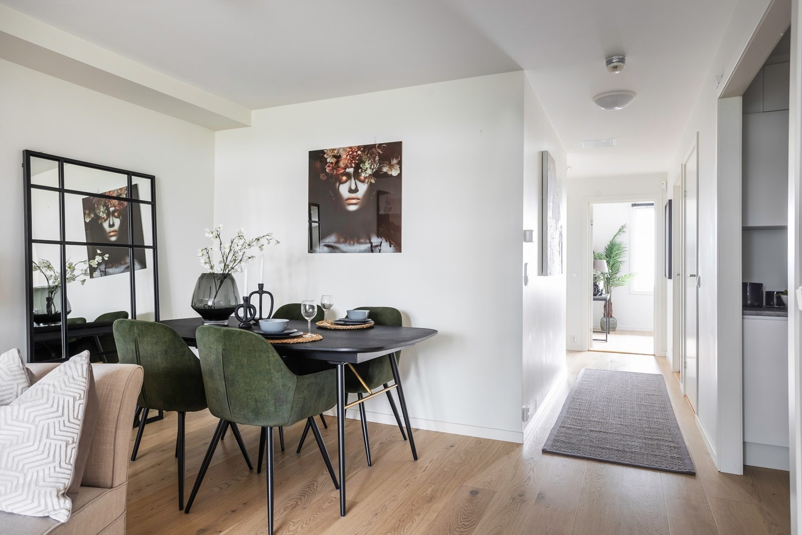 Det er god plass for større spisebord i stuen i nærheten av kjøkkenet Galleribilde