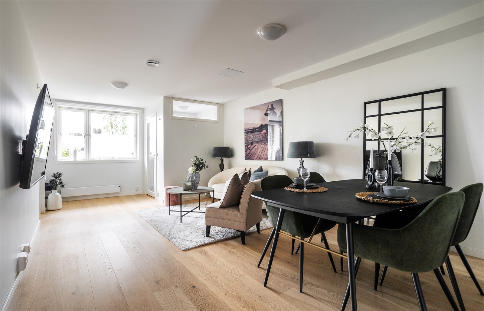 Stuen er meget romslig og fremstår som lys Galleribilde