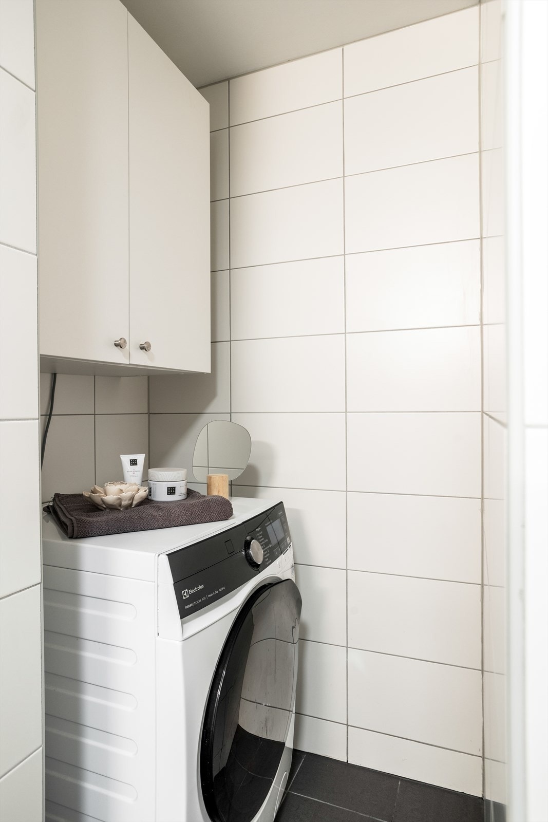 Dusj med innfellbare dører i herdet glass, servant, veggfestet klosett med innebygget sisterne og opplegg for vaskemaskin Galleribilde