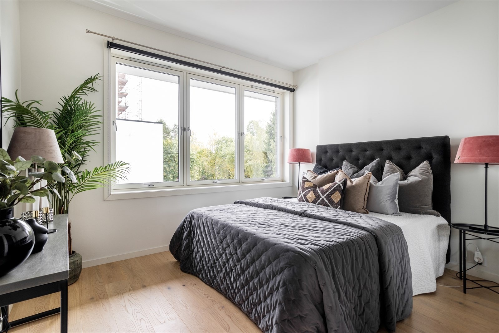 Hovedsoverom er meget romslig har og har god plass til dobbeltseng, nattbord og tilhørende møblement Galleribilde