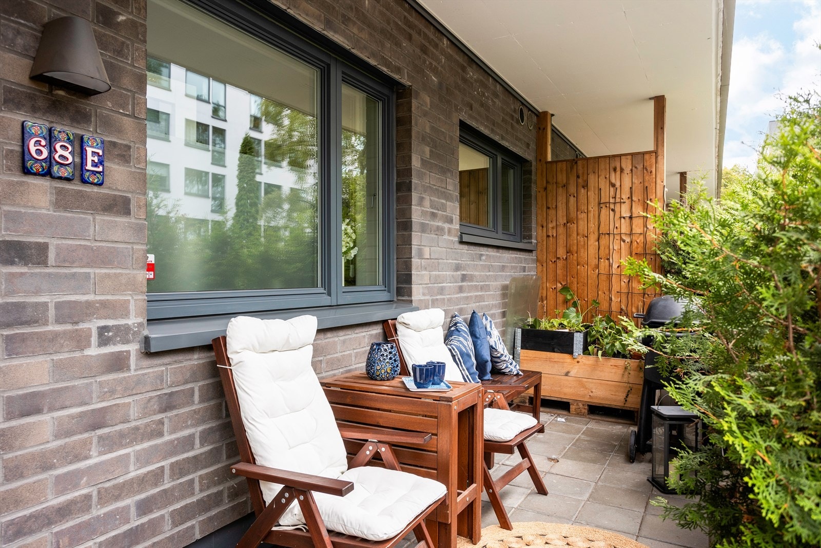 Leiligheten har en egen inngang med trappefri adkomst Galleribilde