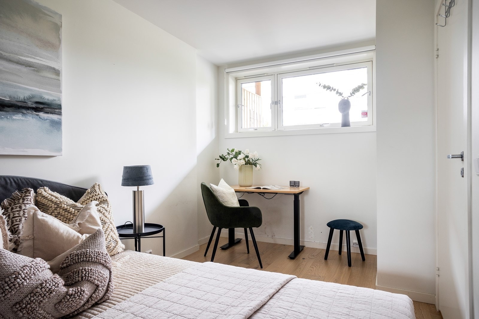 Soverommet har god plass til dobbeltseng, nattbord og kontor pult med stol Galleribilde
