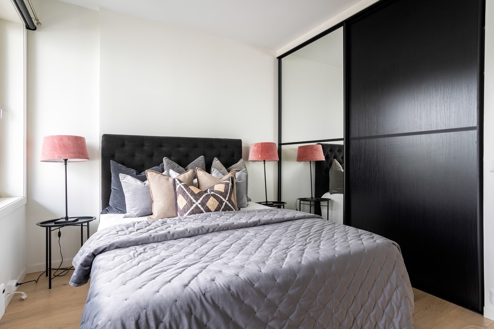 Meget god lagringsplass med skyvedørsgarderobe med speil- og glatte fronter Galleribilde