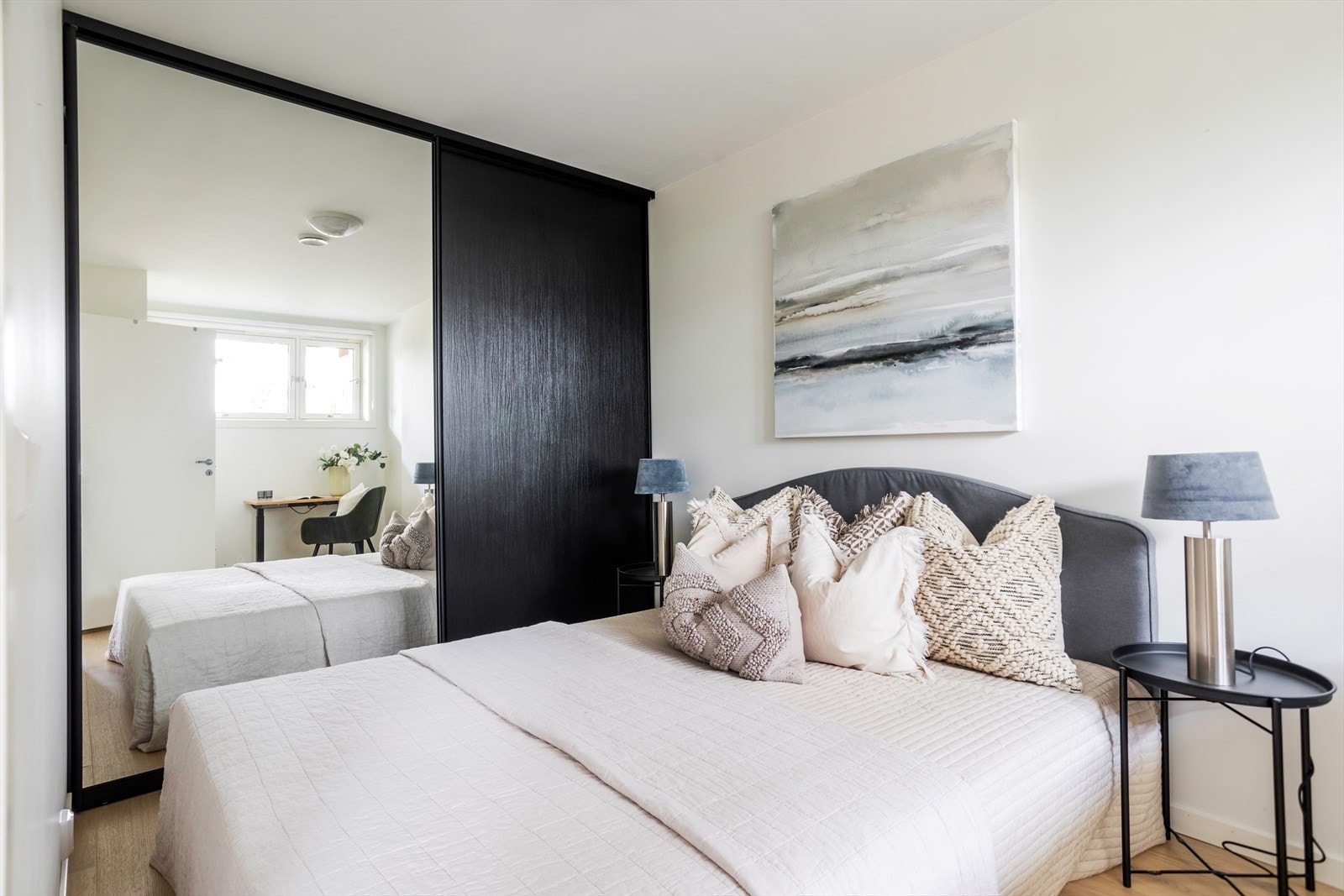 Stort soverom med adkomst fra stuen - Skyvedørsgarderobe med speil- og glatte fronter i alle soverommene Galleribilde