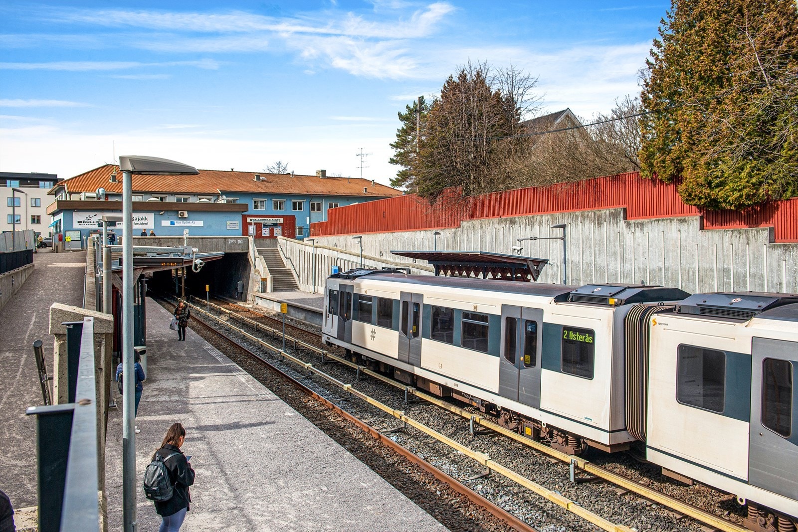 Østerås t-bane er bare en kort tur unna leiligheten og den tar deg helt til sentrum eller Røa Galleribilde
