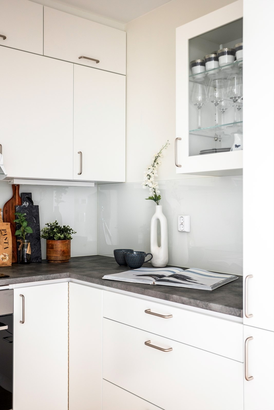 Komfyrvakt er montert, og trådløs automatisk vannstopper er montert under den underliggende terskelen Galleribilde