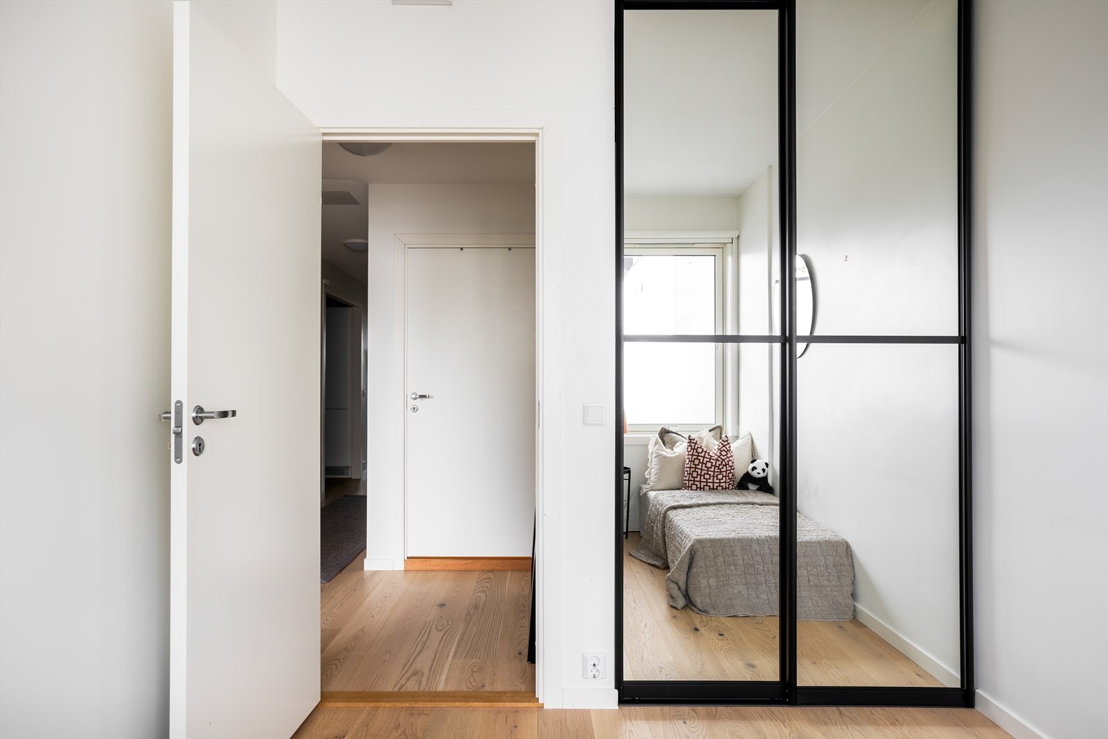 Soverommet har skyvedørsgarderobe med speilfronter Galleribilde