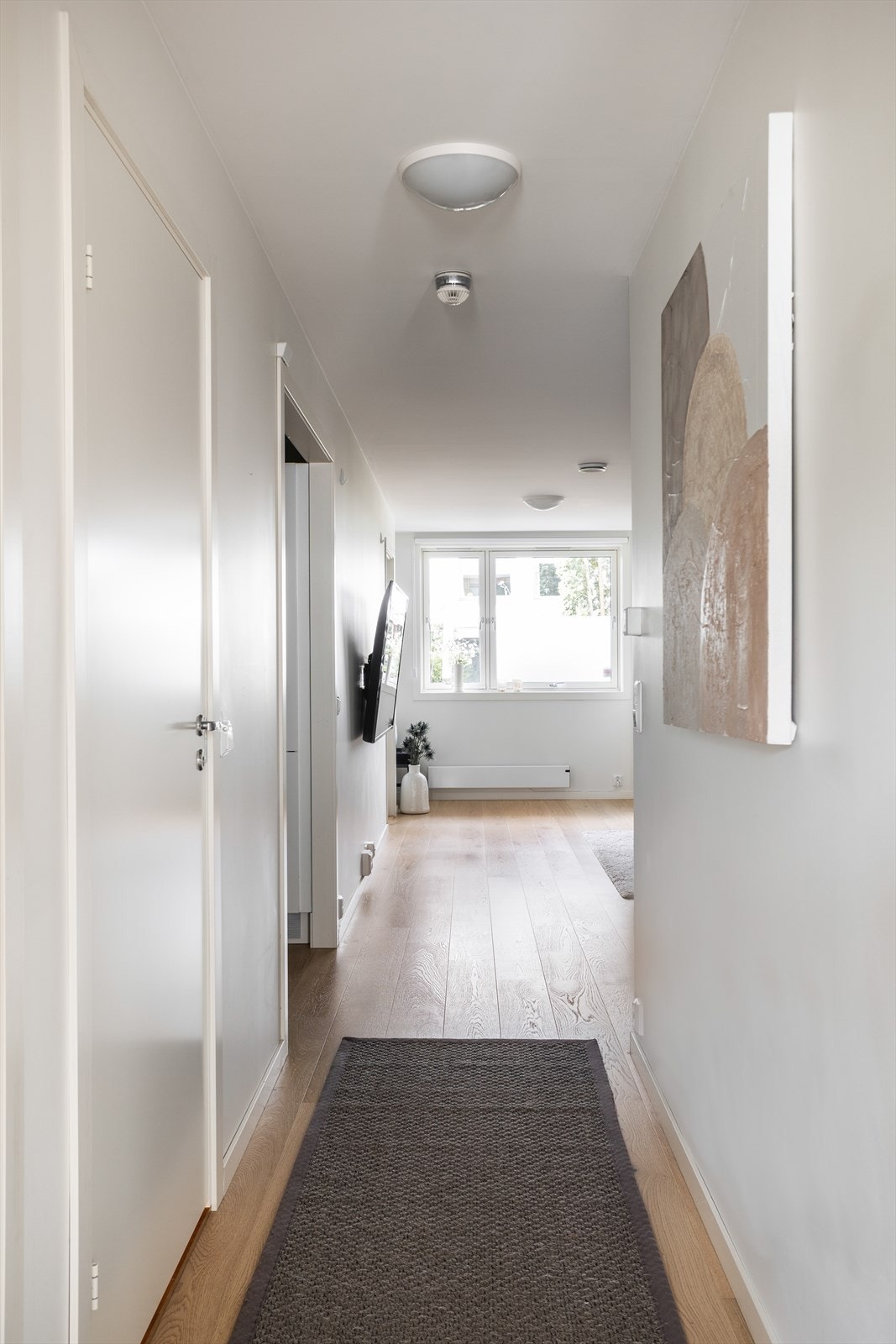 Innvendige gulv er belagt med enstavs parkett og fliser i wc Galleribilde