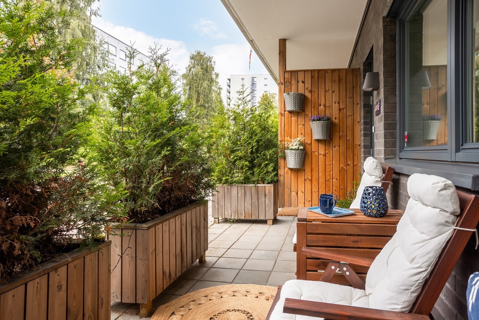 Nordvestvendt markterrasse, med adkomst fra entrè på ca. 11 kvm. Galleribilde