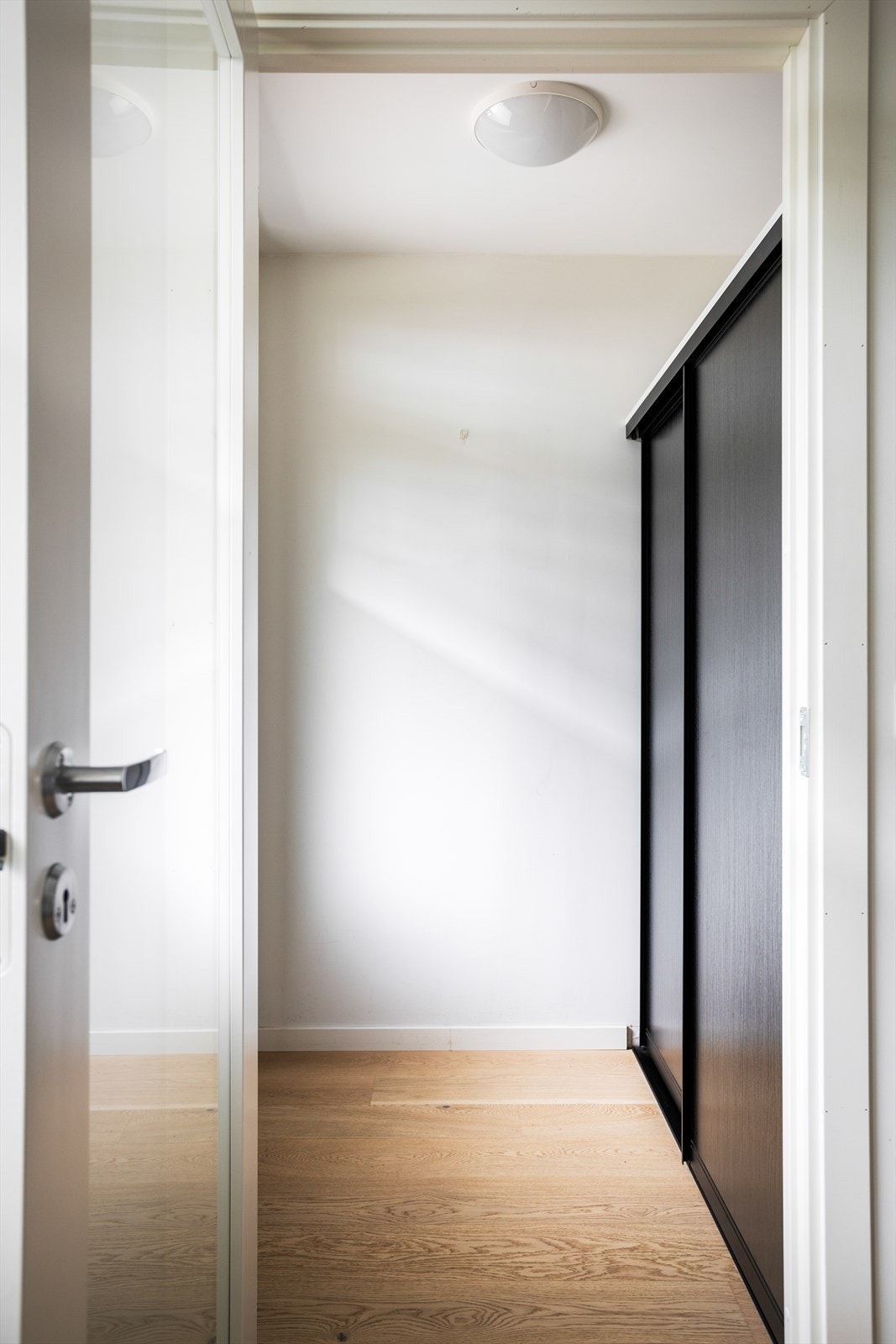 Romslig entré med garderobeskap Galleribilde