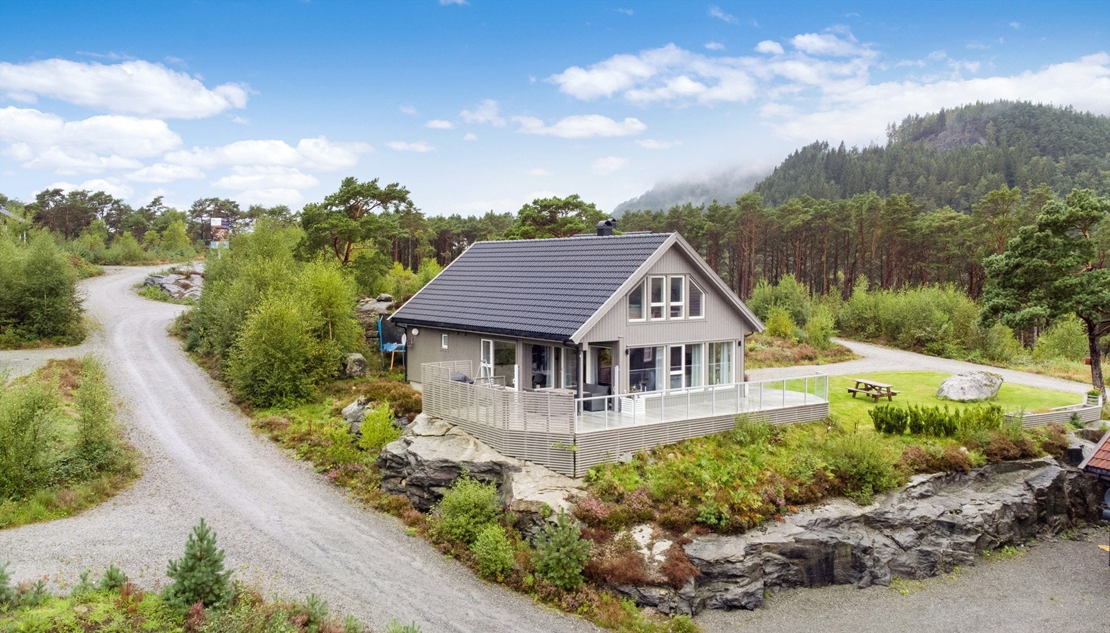Velkommen til Randøy og Gudlåsvegen 21 - En flott hytte i naturskjønne omgivelser ved Sandangervågen! Galleribilde