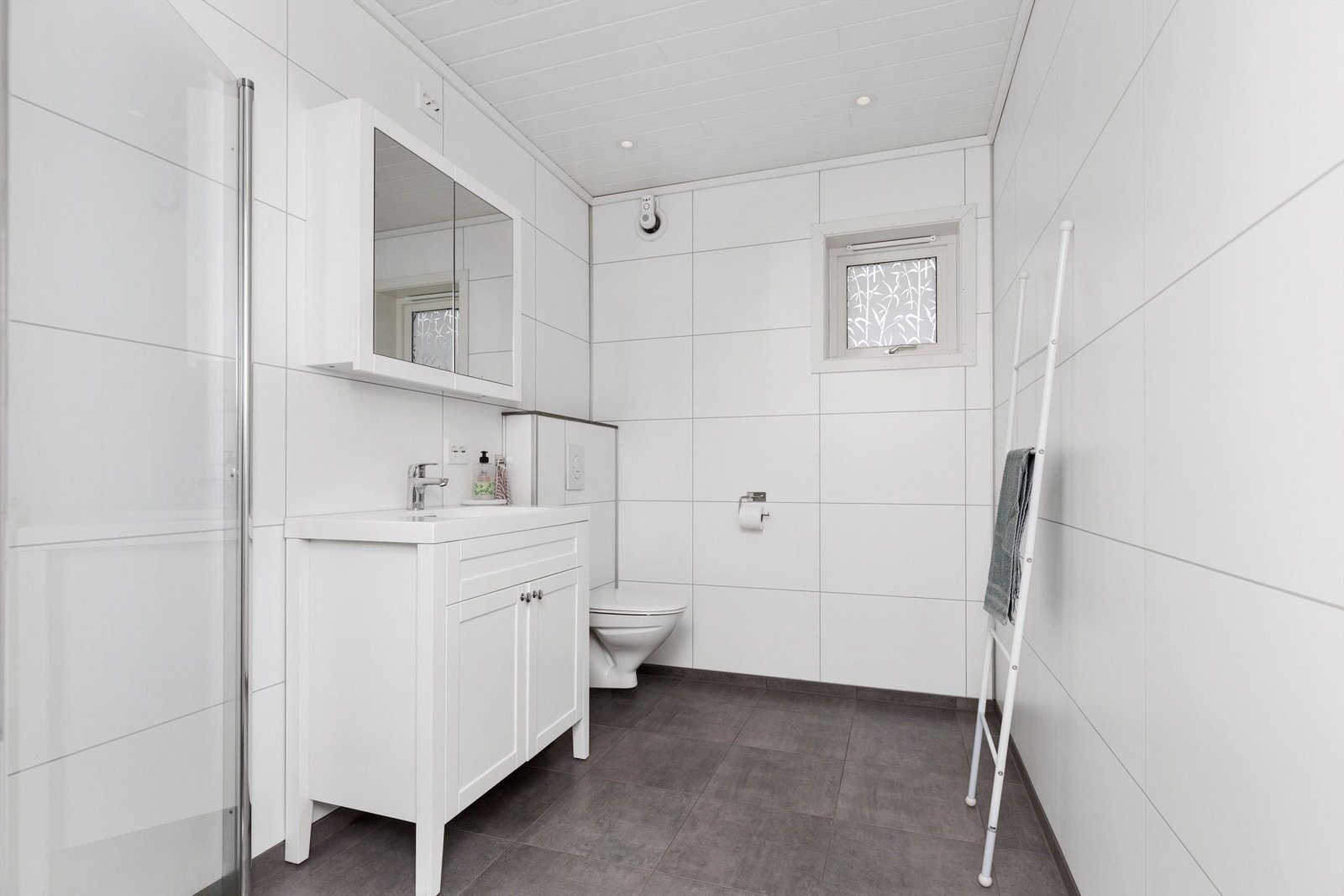 Bad med dusjhjørne. Galleribilde
