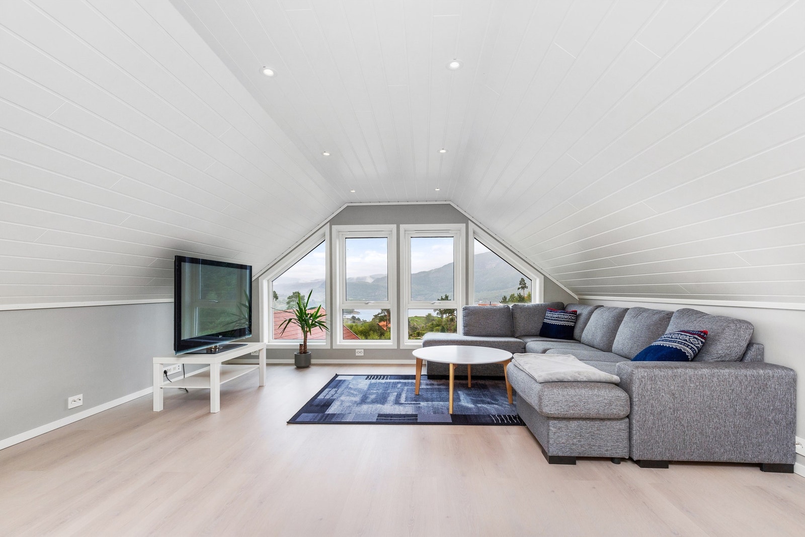 Loftstue med nydelig utsikt. Galleribilde