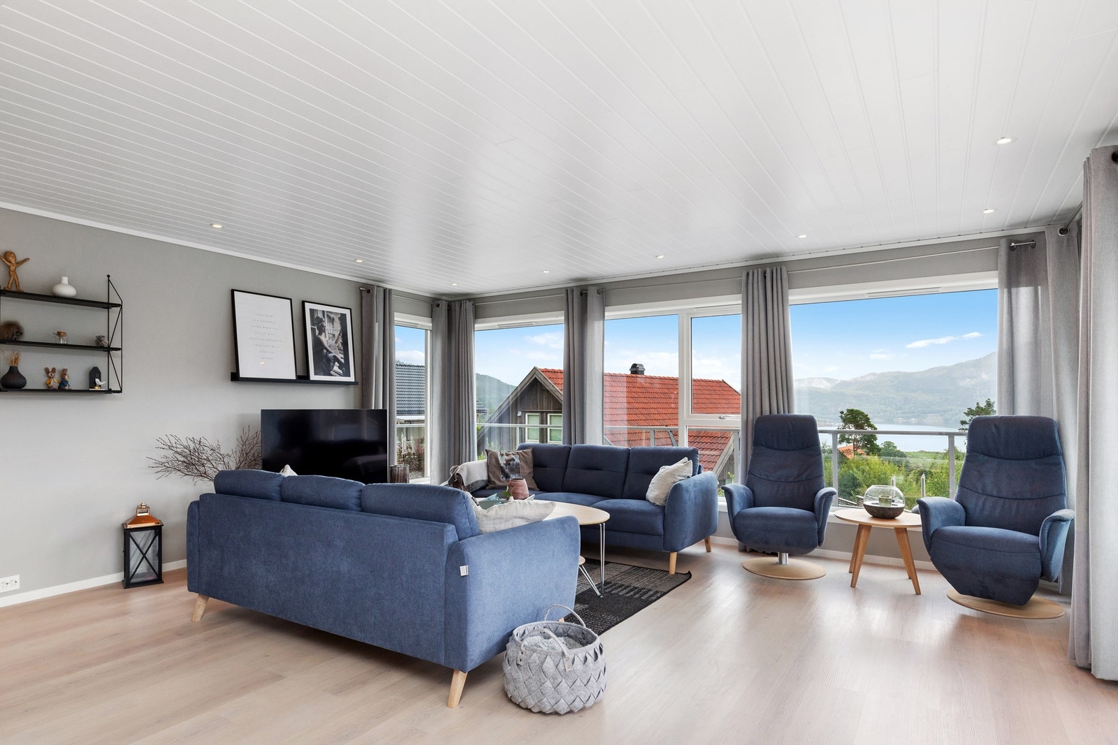 Stue med utgang til terrasse og nydelig utsikt. Galleribilde