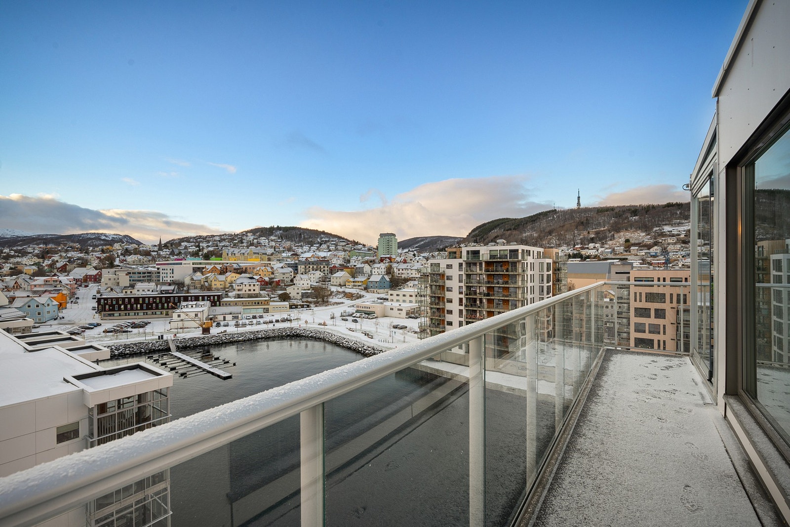 Delen av balkongen som vender mot sør er åpen Galleribilde