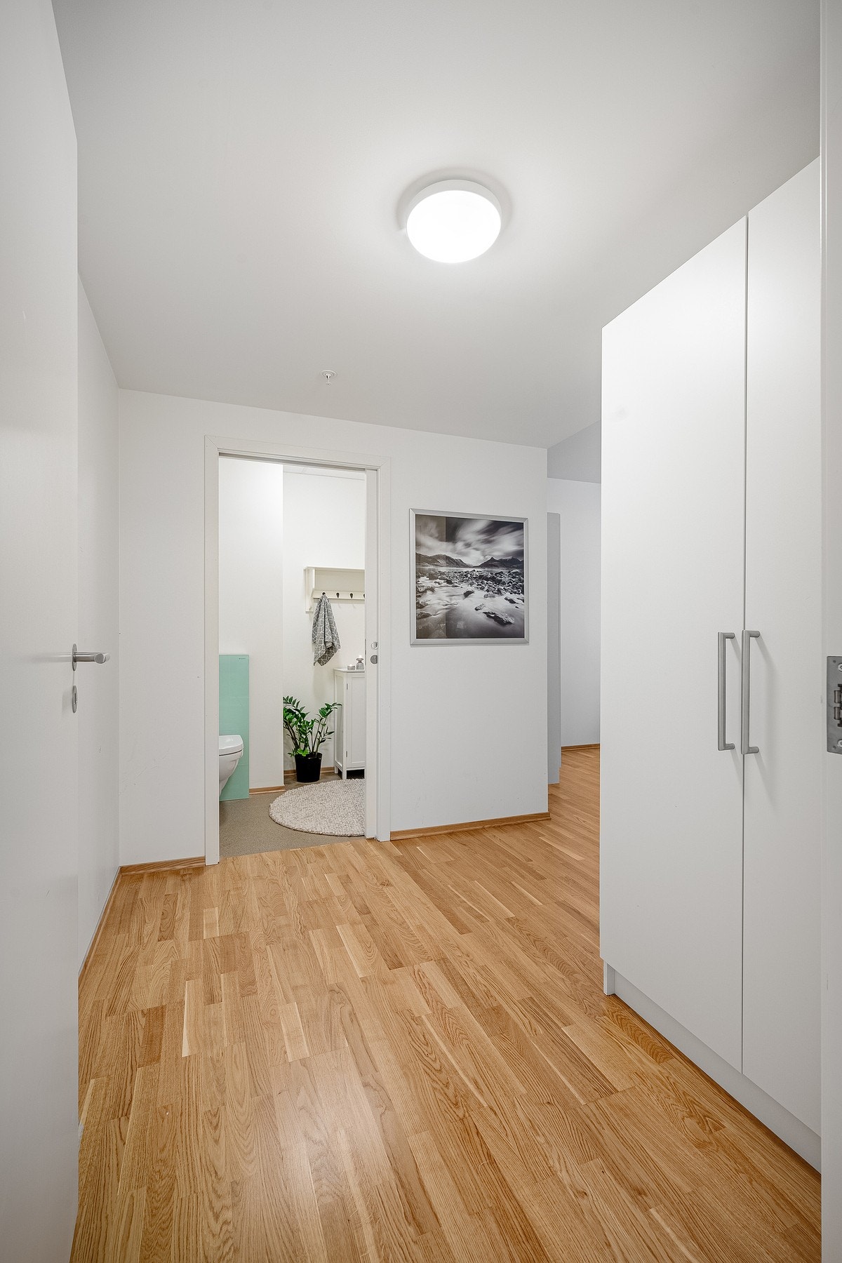 Dette er en del av den private avdelingen med garderobe, wc og soverom Galleribilde