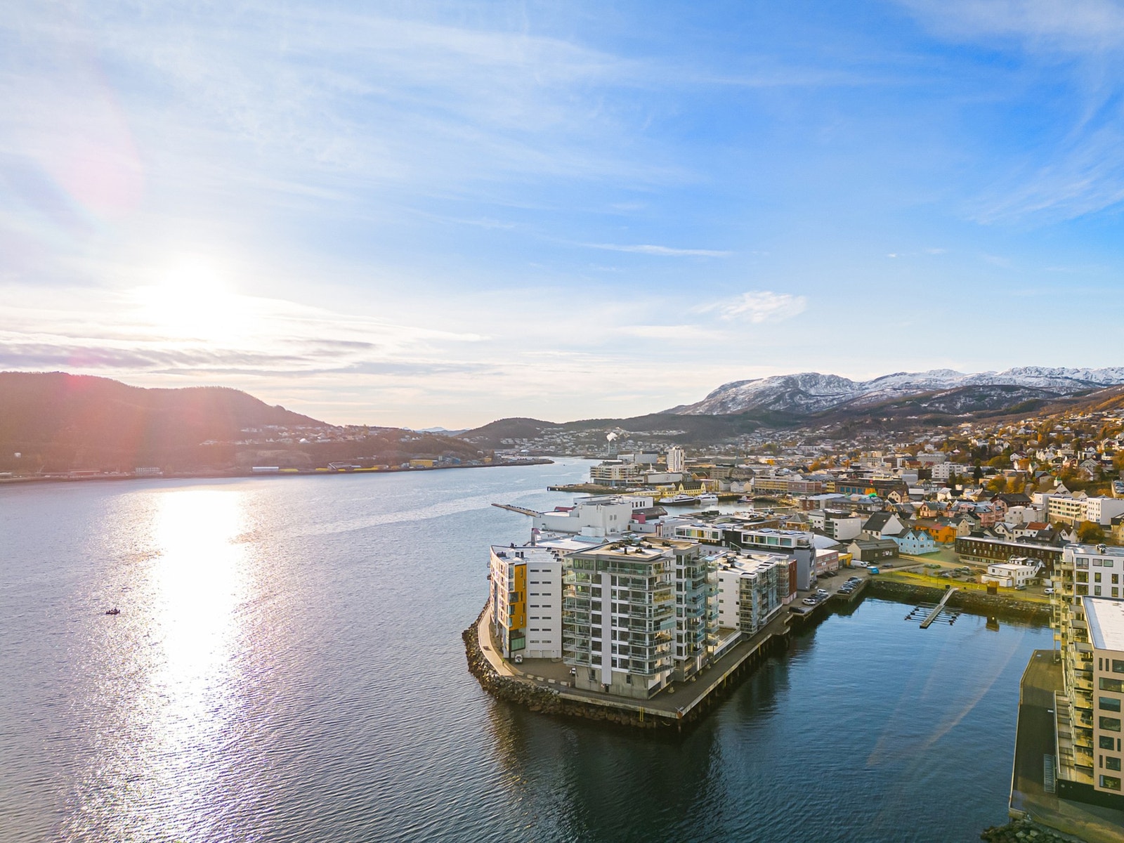 Vi befinner oss midt i Harstad sentrum, med gangavstand til kjøpesenter, dagligvarehandler, skoler og alt annet du trenger i det daglige Galleribilde